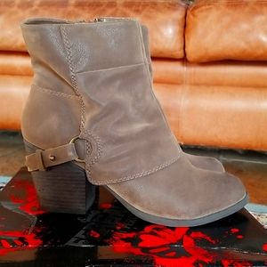 Size 9 Fergie zip booties